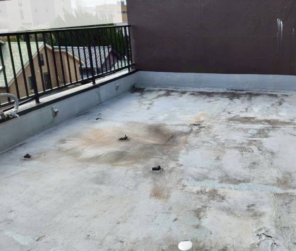 屋上の貯水タンク撤去後