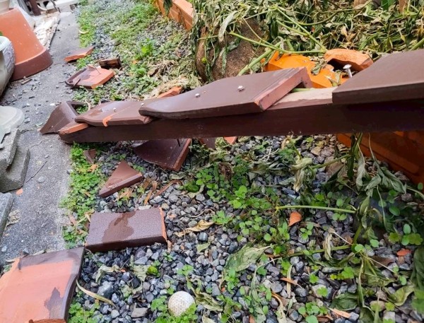 屋根からまとめて落下した袖瓦