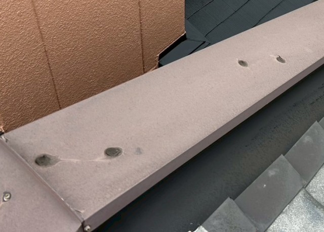 屋根に残ったケラバ板金も脳天打ちで固定されている