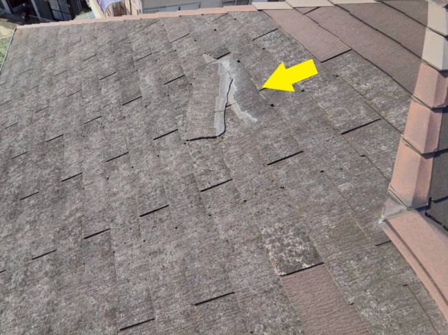 屋根に登って調査したところ、屋根材が割れて落ちかけている