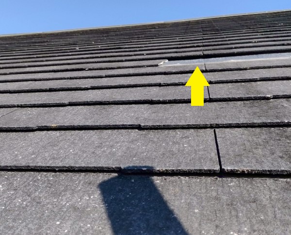屋根のスレートが割れている