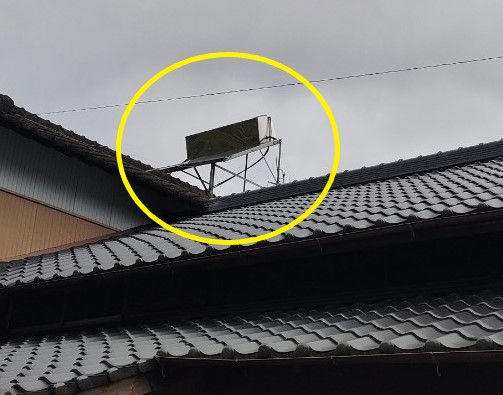 屋根の上に太陽熱温水器が乗ったまま