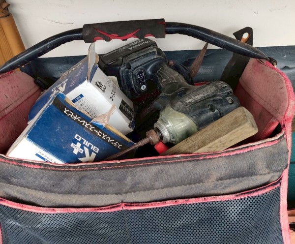 屋根の上に放置された工具