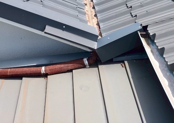 屋根の中を雨樋が通る構造