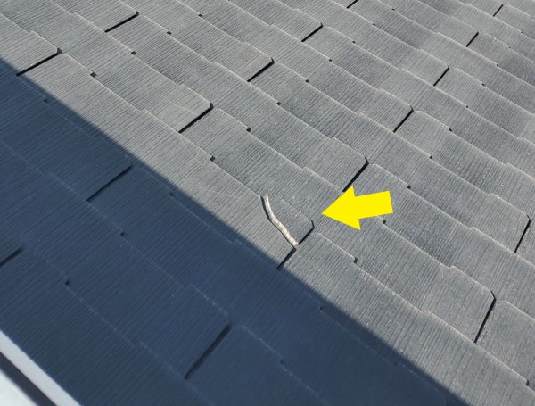 屋根の調査でコロニアルの割れを発見