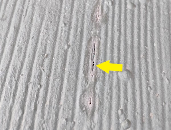 屋根表面に小さな隙間があり毛細管現象の原因