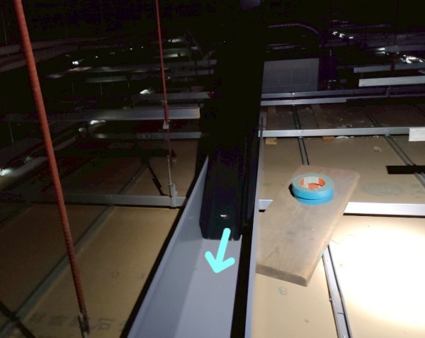 屋根裏に設置された雨樋のようなもの