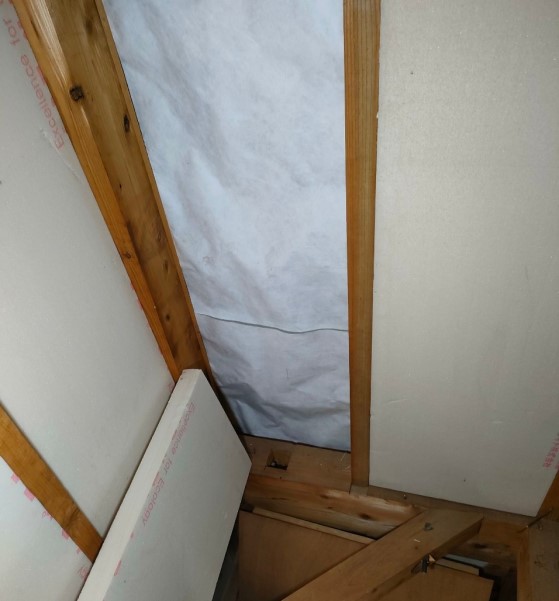 屋根裏の断熱材が剥がれている