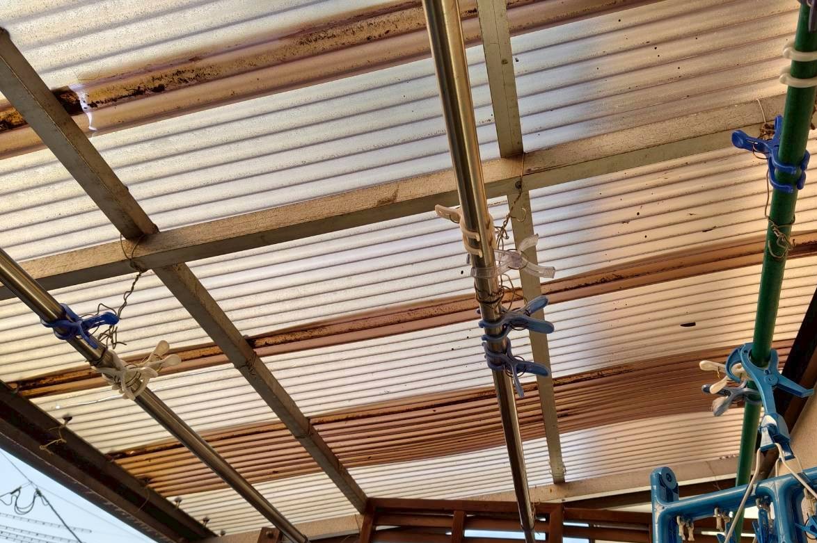 工事前のベランダ波板屋根