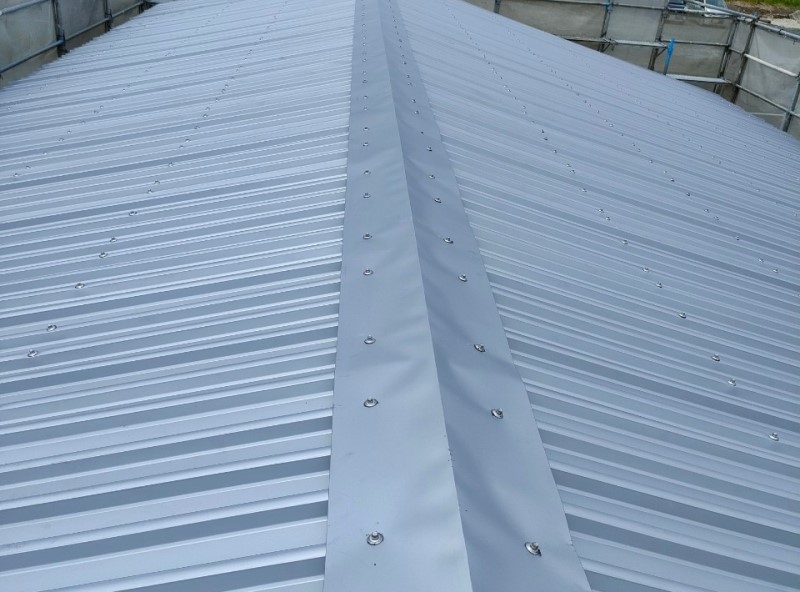 工場の劣化した波型スレートのカバー工法が完了