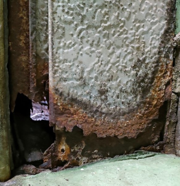 工場の柱板金が錆びている