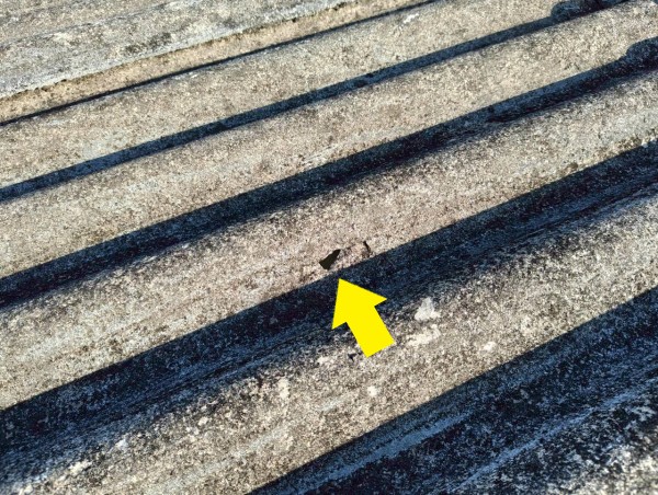 工場の波型スレートの割れ