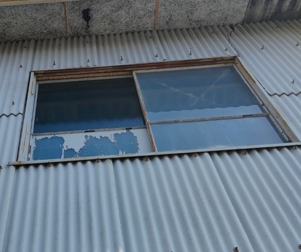 工場の窓ガラスを網入りガラスに交換しました