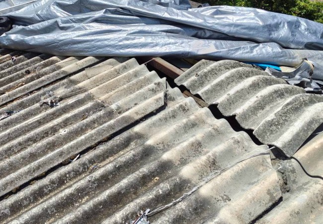 工場波スレートの棟周辺　地震で大きな被害