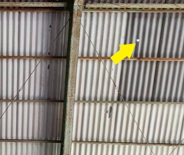 工場波型スレートの割れ