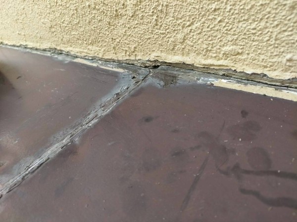 庇屋根の板金継ぎ目のコーキングが劣化している