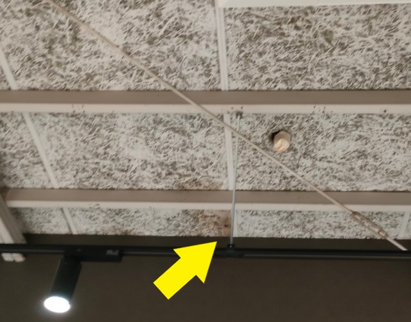 店舗の天井が雨漏りでシミができている