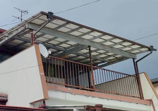 張替えを行う2階ベランダ屋根