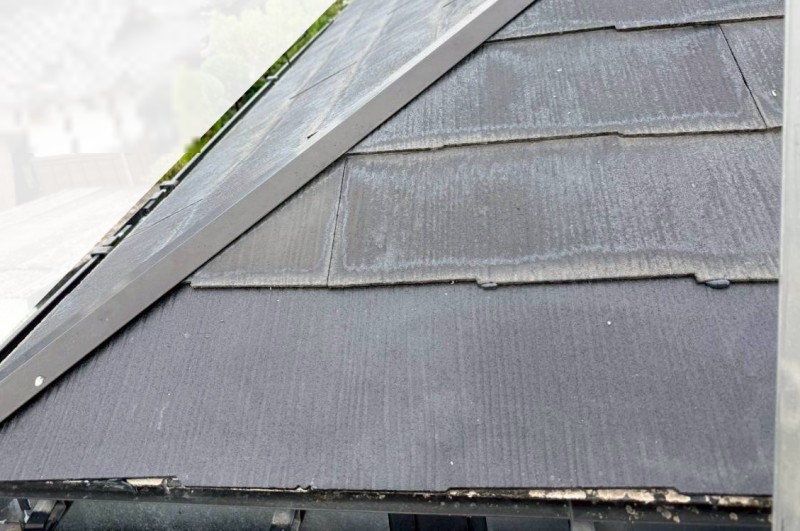 強風で割れたスレート1枚を交換しました