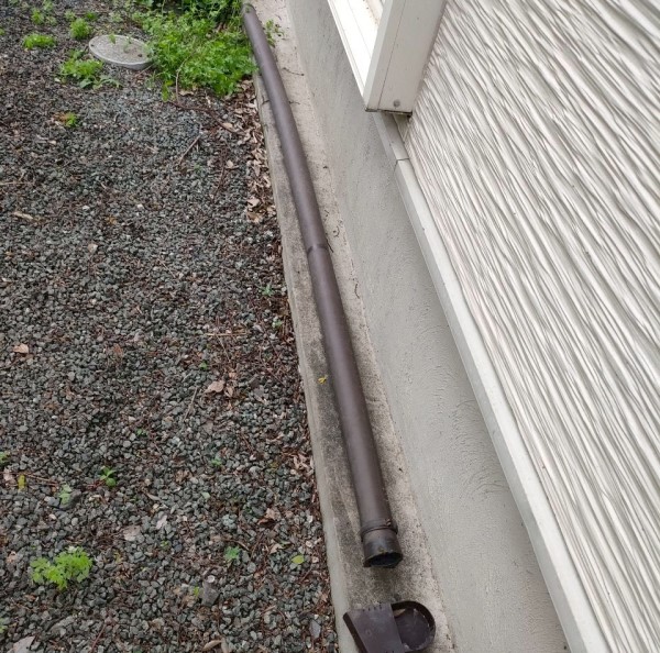 強風で破損して外れ落ちた這樋パイプ