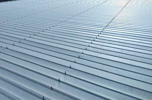 折板屋根のカバー工法