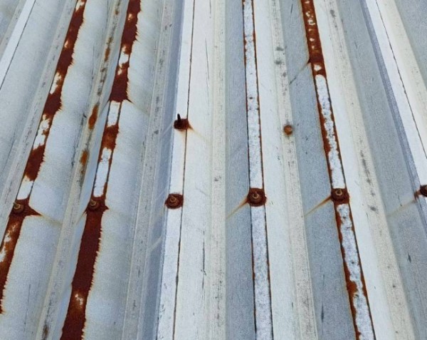 折板屋根のボルトの錆び