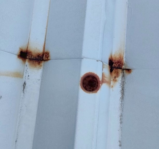 折板屋根の谷部分やボルト部分は錆びが進行しやすい