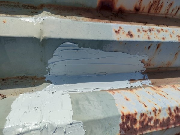 折板屋根の錆びでできた穴を防水テープやコーキングで補修