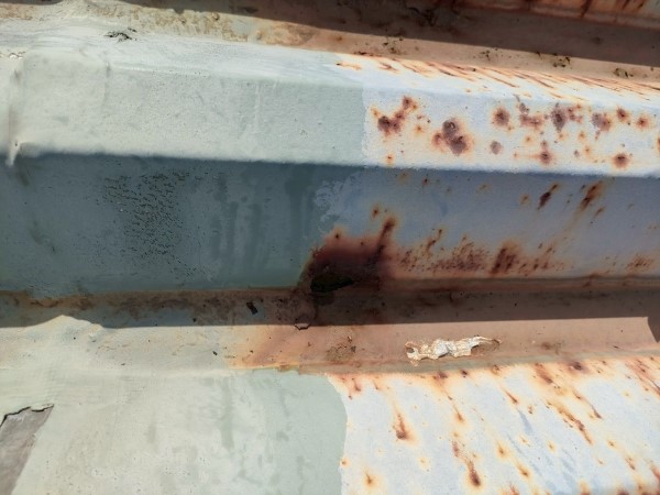 折板屋根の錆びで穴が開いている