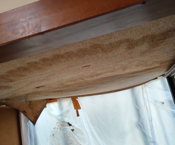 押し入れ下部の天面が雨漏り被害