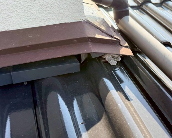 捨て水切りが瓦の中に入っている状態