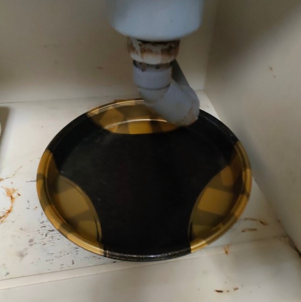 排水口の水漏れで水受けを置いていました