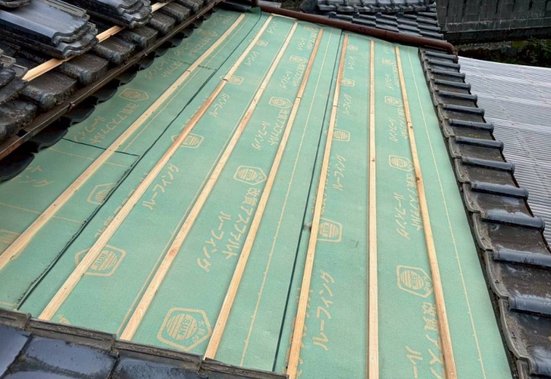 改質アスファルトルーフィングと新しい桟木を取り付け