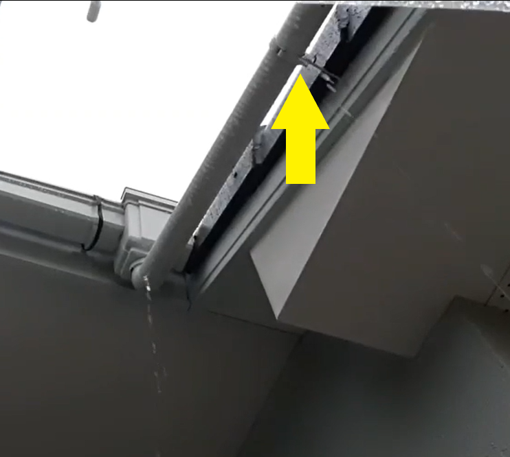 斜め樋の樋の途中からも雨水が溢れている