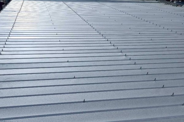 新しい折板屋根を重ね張りしている様子