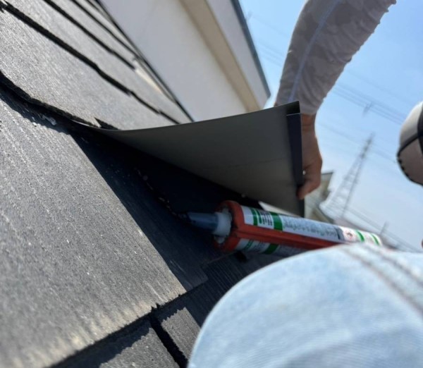 板金の下にコーキングを打って固定