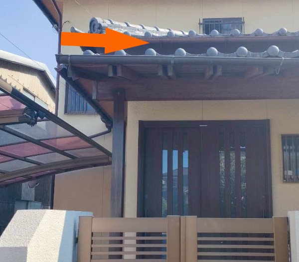 柱の交換によって玄関ポーチの軒樋の勾配が適切に取れました