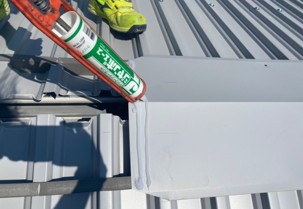 棟包み板金の重なり部にはシリコンシーラントを打って防水