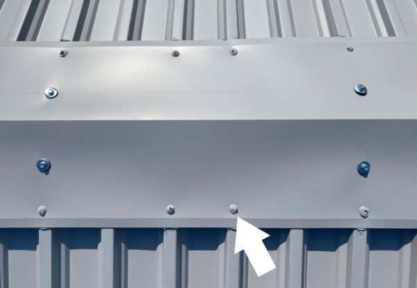 棟包み板金を固定したビスにもコーキング