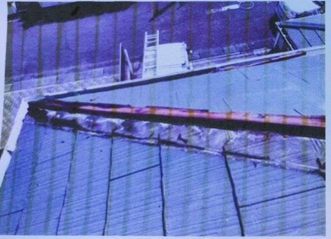 棟板金が剥がれ落ちたスレート屋根