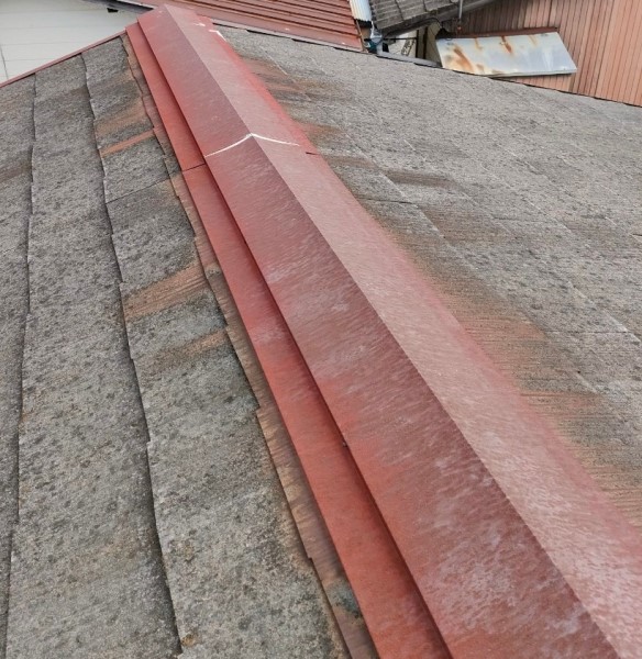 棟板金が錆びている