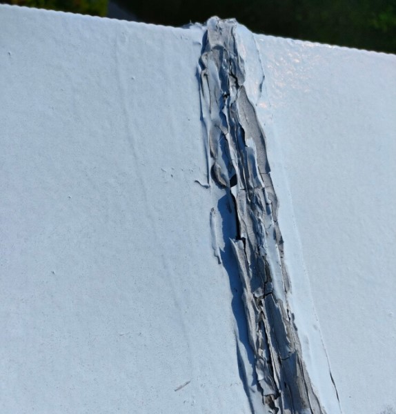 棟板金に打っているコーキングが割れている