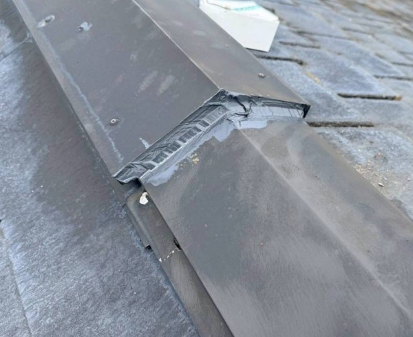 棟板金のつなぎ目の外側にコーキングを打ちました