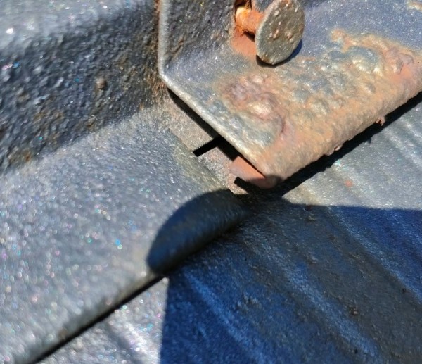 棟板金の釘が抜けかけて棟板金が浮いている