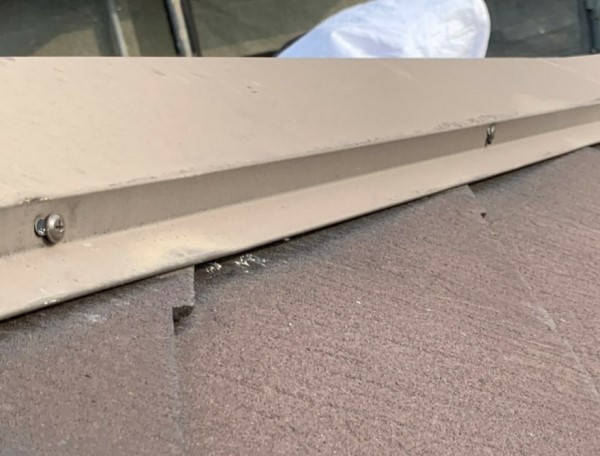 棟板金の釘をビスに打ち替え