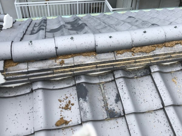 棟瓦の葺き土が流出している