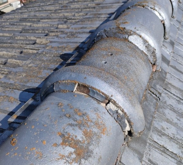 棟瓦はラバーロックで固定されている