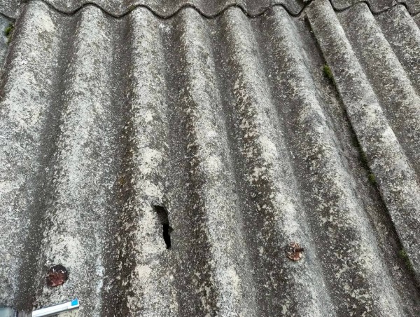 波スレートが割れている