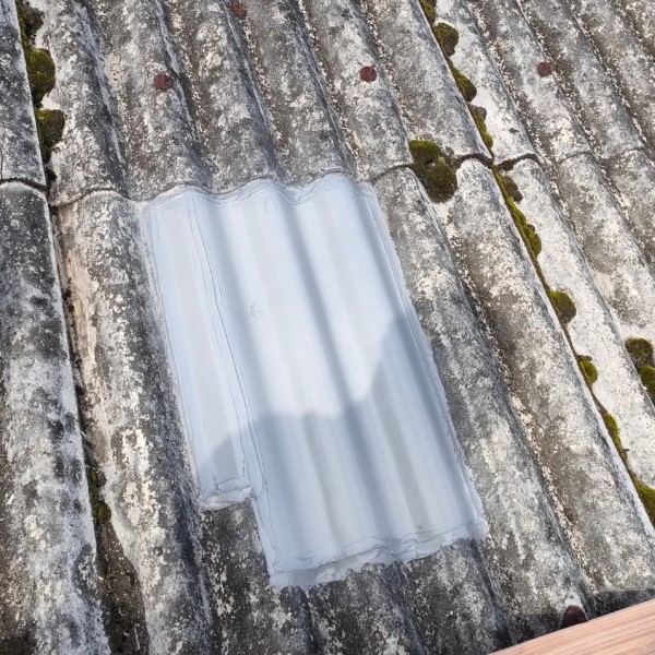 波型スレートの穴あきを補修