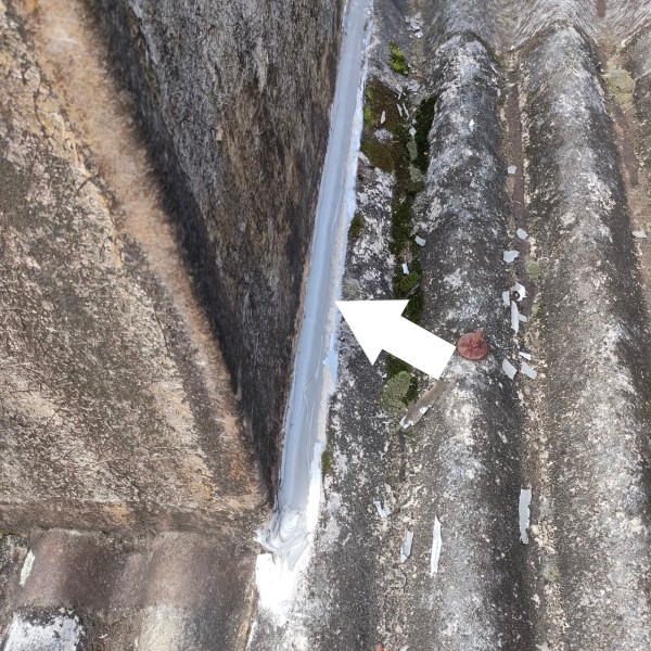 波型スレート屋根の屋上換気扇周辺にコーキングを打ちました